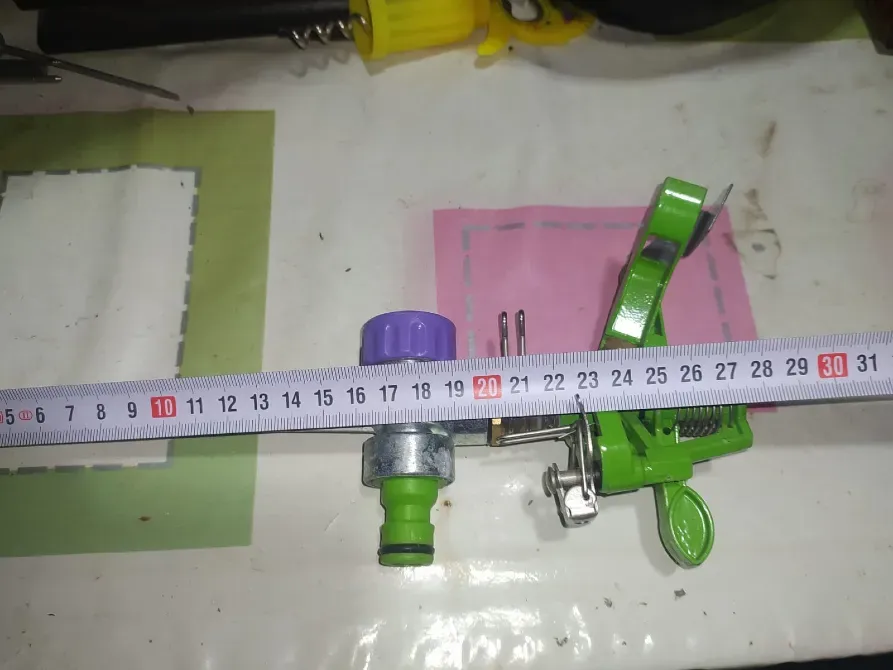 Изображение 5: Поливное устройство в разметке с измерительной лентой