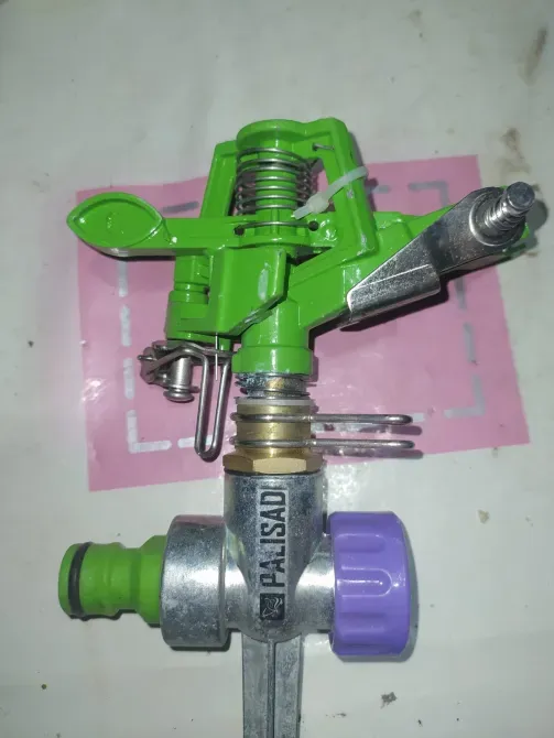 Изображение 6: Поливное устройство крупным планом с яркой защелкой