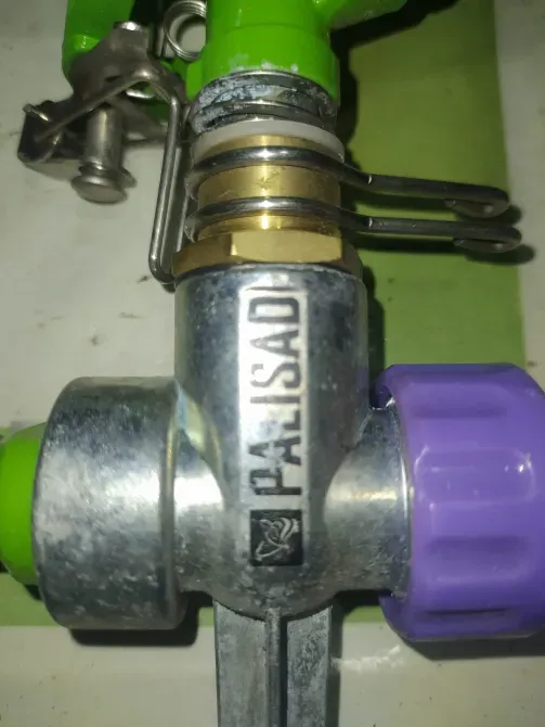 Изображение 8: Декорированное устройство для полива с уточнением бренда