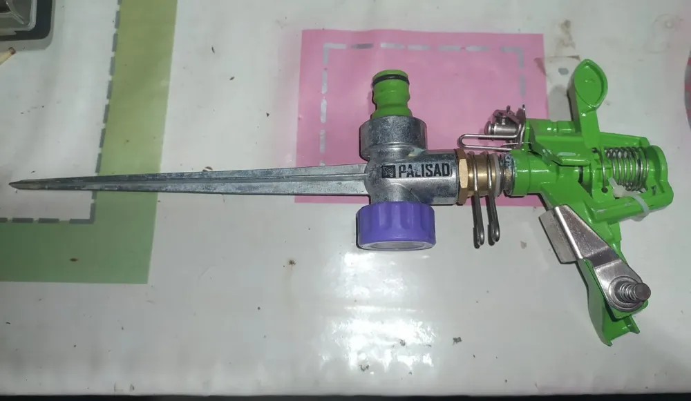 Изображение 3: Поливное устройство с измерительной лентой сверху