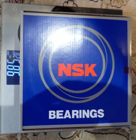 Упаковка подшипников марки NSK с логотипом на синем фоне