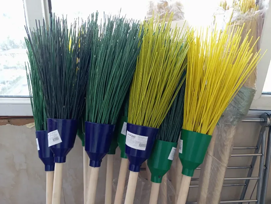 Метлы различных цветов с пластиковыми ручками