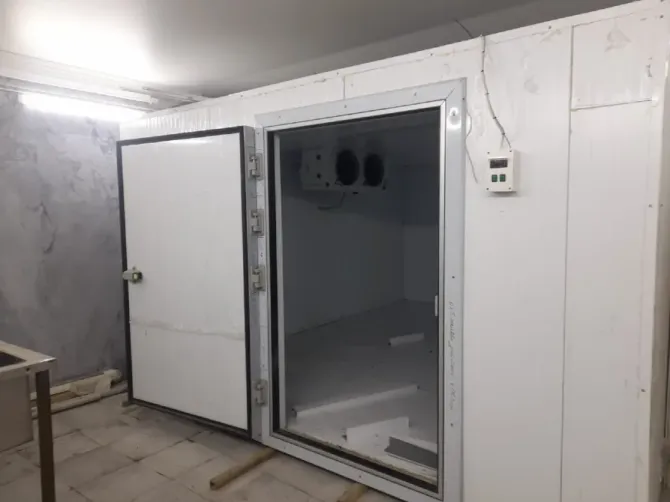 Холодильная камера с открытой дверью