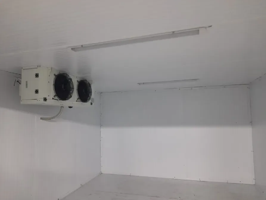 Внутренний вид холодильной камеры с вентиляторами