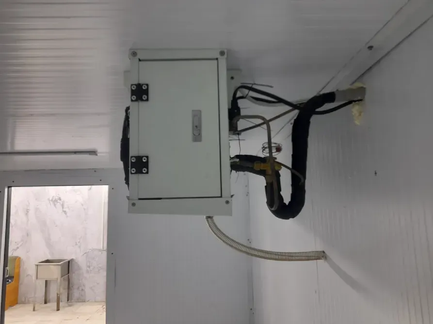 Панель управления внутри холодильной камеры