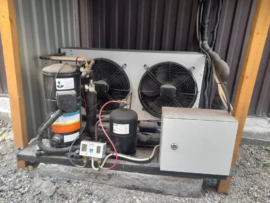 Холодильный агрегат с компрессором и вентиляторами