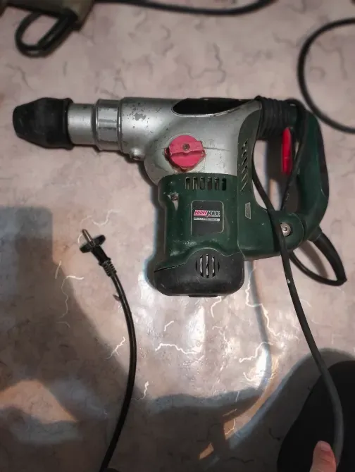 Инструмент с зеленой рукояткой и патроном для сверления