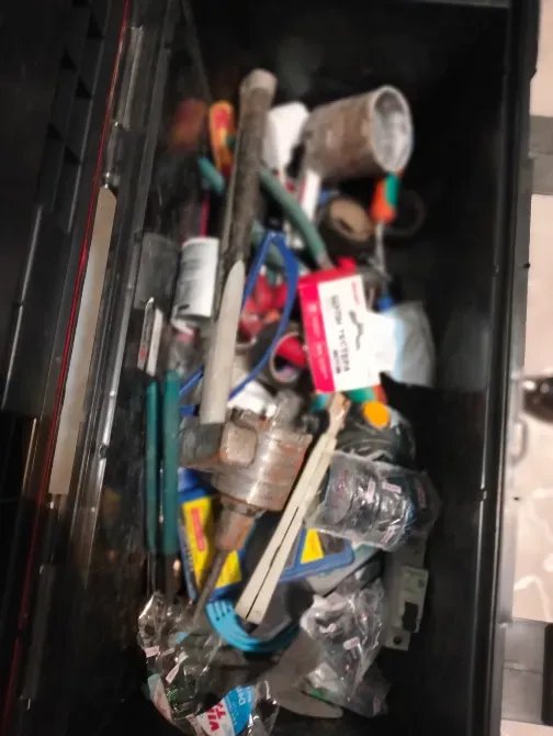 Коробка с различными инструментами и принадлежностями