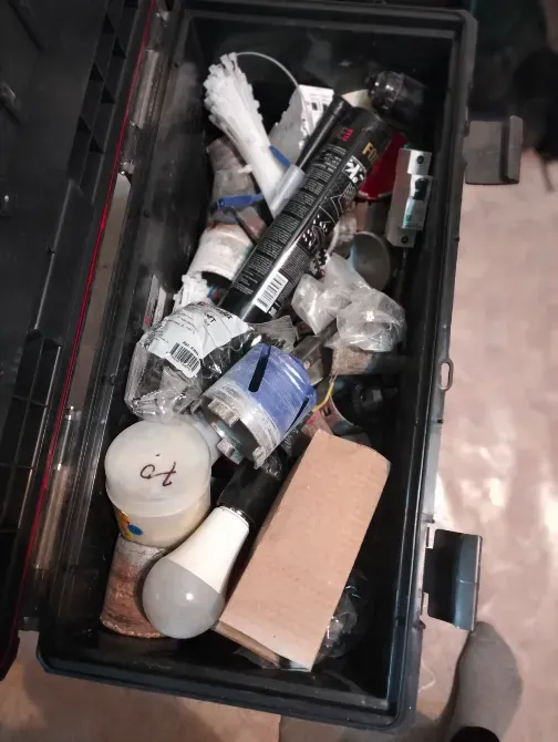 Коробка с множеством мелких предметов и инструментов