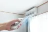 Кондиционерді пульт арқылы басқару; құрылғыдан салқын ауа шығады.