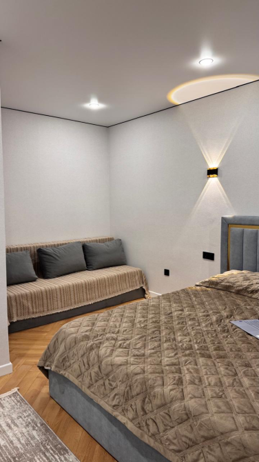 уютная комната с диваном и мягким светом