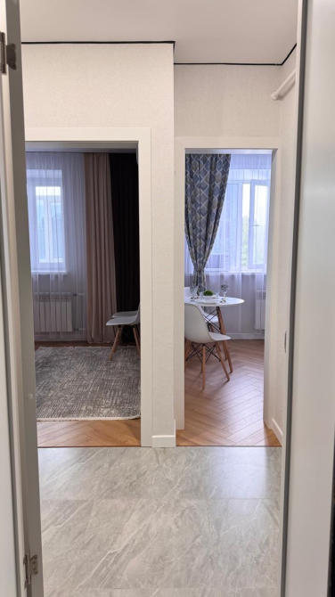 вид из коридора на комнаты с окнами