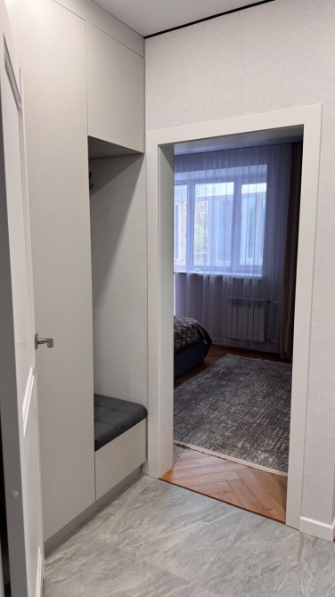 коридор с местом для сидения и видом на спальню
