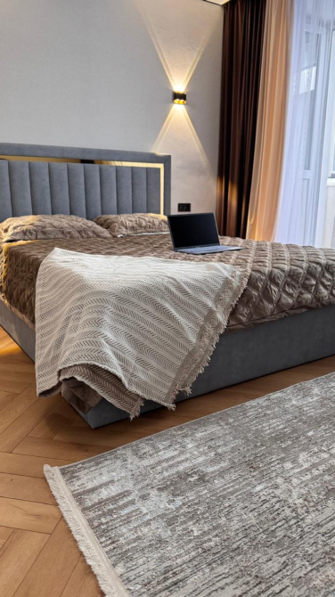 спальня с кроватью и ноутбуком на одеяле