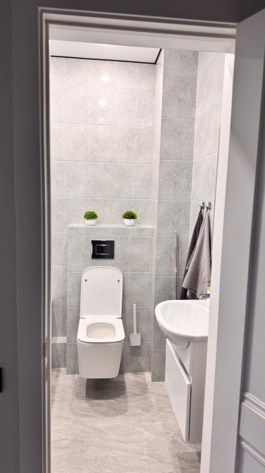 санузел с современными плиткой и сантехникой