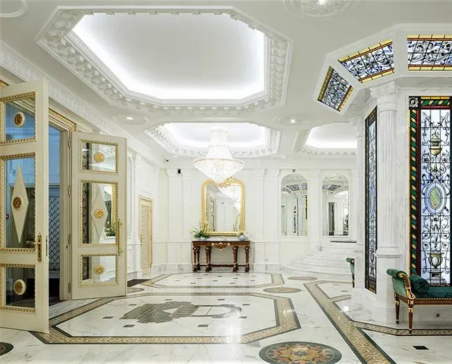 Хрустальды шам мен айнасы бар сәнді холлдың интерьері