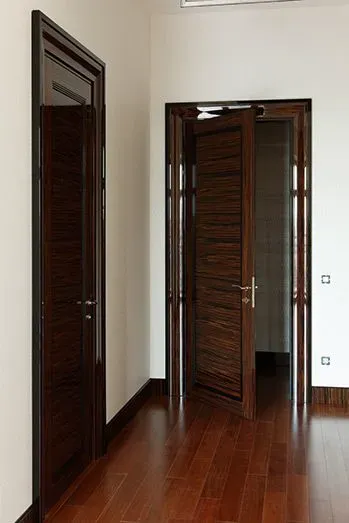 Заманауи интерьердегі қара ағаштан жасалған есіктер