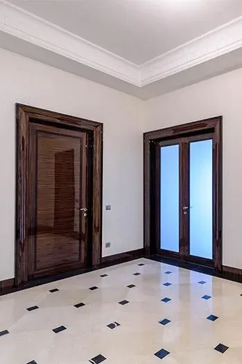 Плиткалы едені бар интерьерде графикалық әшекеймен элегантты есіктер