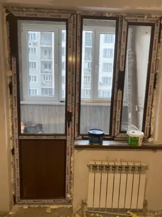 Окно с рамами и отделкой внутри помещения