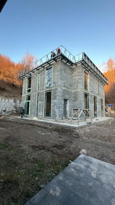 Заманауи терезелері бар жаңа үй және құрылыс жұмыстар