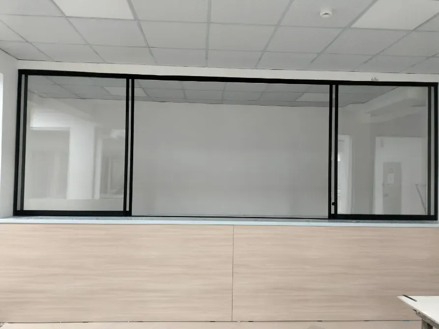 Қара рамадағы офис кеңістігіндегі шыны бөлгіш