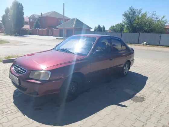 Автомобиль Hyundai Accent, вид спереди, солнечный день