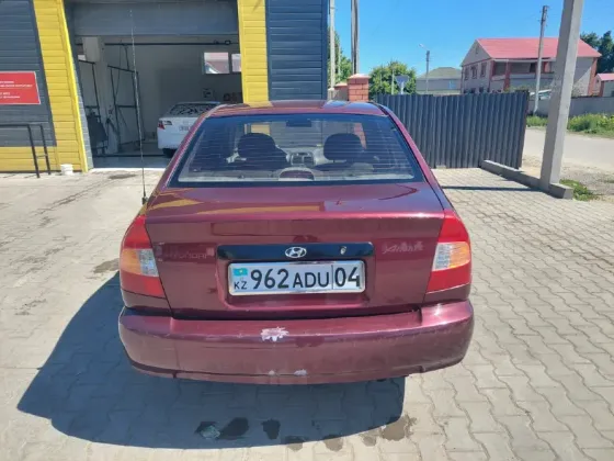 Задняя часть автомобиля Hyundai Accent, вид сзади