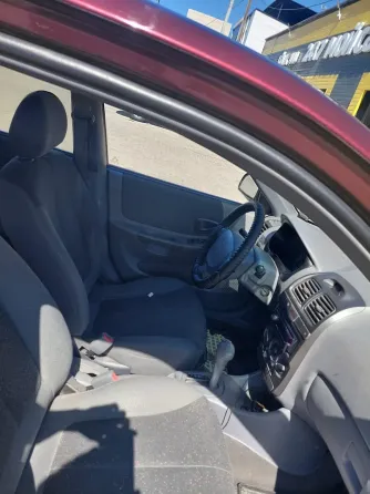 Интерьер автомобиля Hyundai Accent, вид на передние сиденья