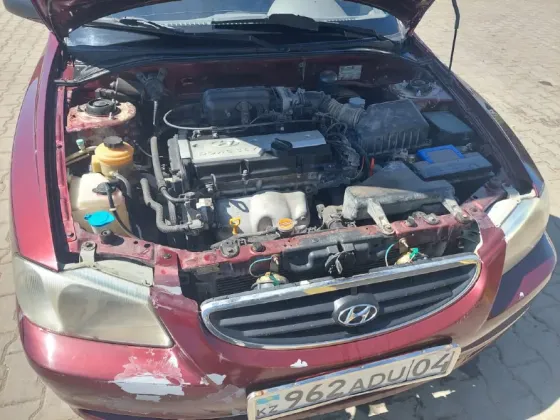 Под капотом автомобиля Hyundai Accent, вид на двигатель