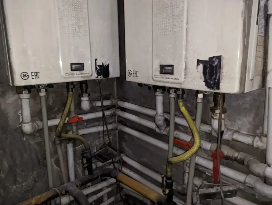 Камерада құбырлар мен қосылу жүйелері бар екі котел