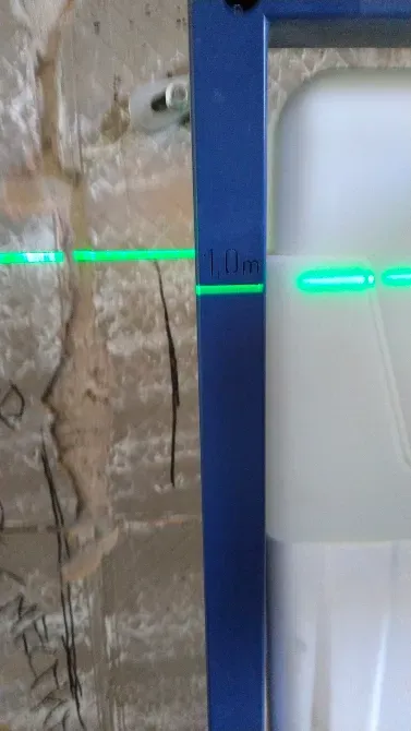 Құбырдың жанына лазер арқылы биіктікті өлшеу