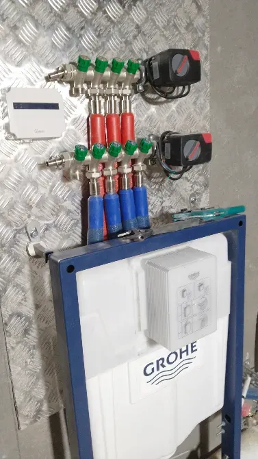 Басқару элементтерімен стендте құбырлар мен есептегіштер жүйесі