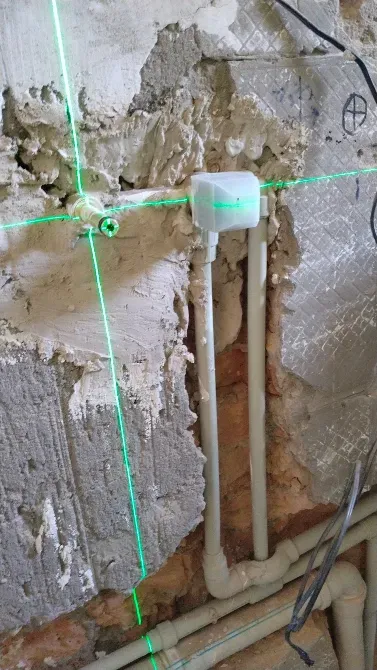 Лазерлік деңгеймен және құрылыс жұмыстарымен құбырлар