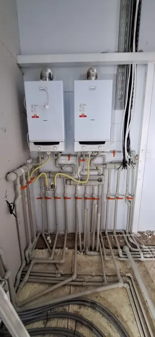 Құбырлар мен қосылу элементтері бар екі газды котел