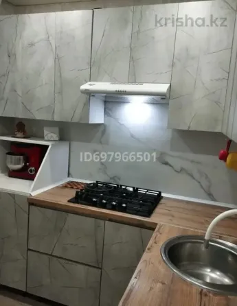 Кухня с современными серыми шкафами и газовой плитой