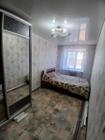 Уютная спальня с зеркальным шкафом и двуспальной кроватью