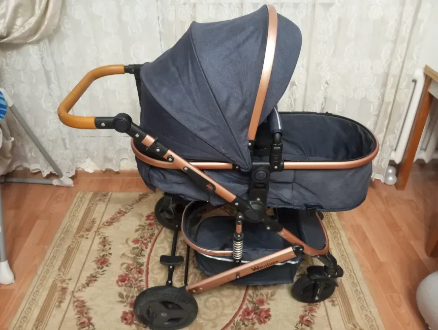 Коляска с закрытым капюшоном, вид сбоку