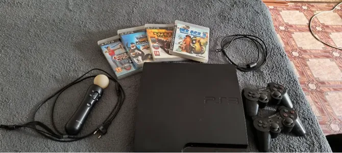 PlayStation 3 ойын консолі екі контроллермен, ойын дискілерімен және аксессуарлармен сұр төсеніште.