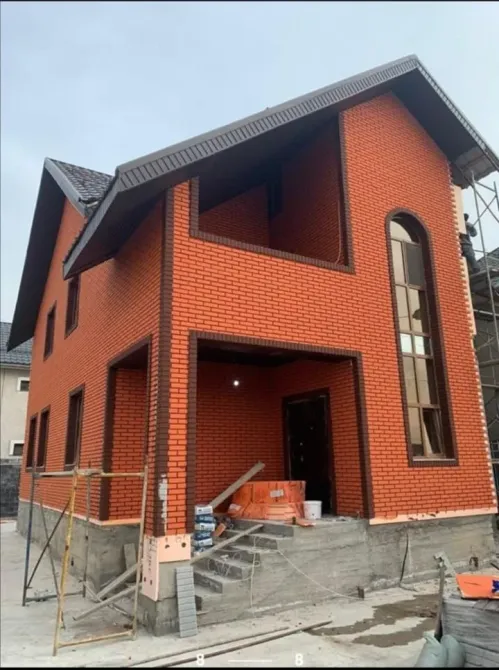 дом с красным кирпичным фасадом