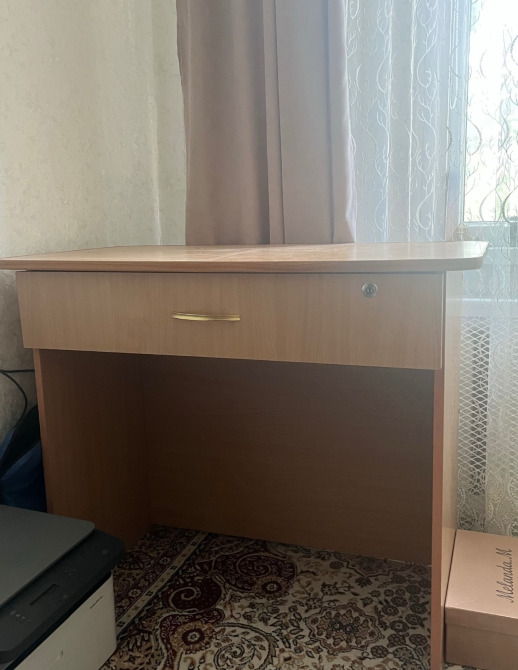 Вид стола с одним ящиком, торец столешницы с красивым покрытием