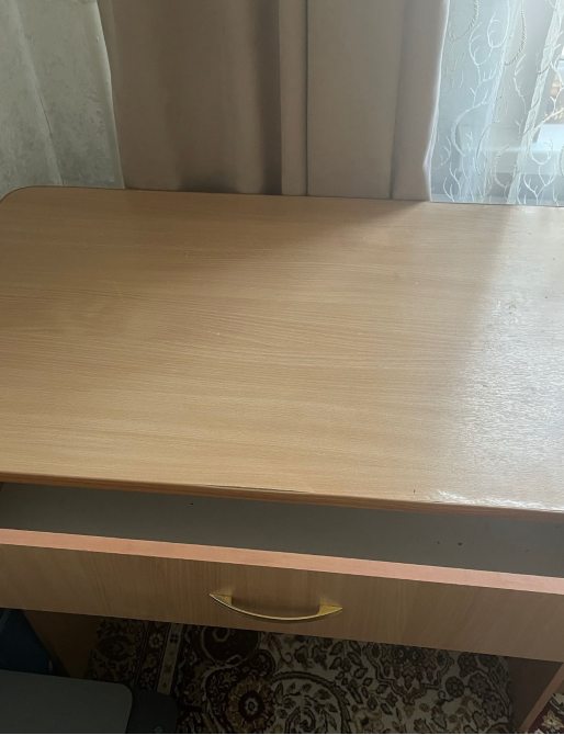 Верхняя часть стола без предметов, вид на поверхность стола