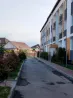 Заманауи үйлер мен жасыл отырғызулармен безендірілген типтік көше