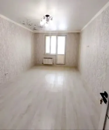 Үлкен терезесі бар жайлы бөлме