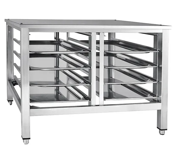 Стальная подставка с несколькими полками и противнями, используемая для хранения и демонстрации продуктов