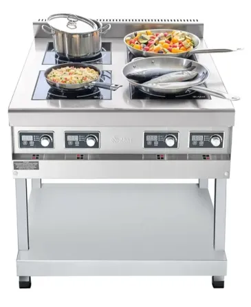 Профессиональная кухонная плита с индукционными конфорками и кастрюлей на центральной панели, рядом с сковородкой с жареными овощами и кастрюлей с суп