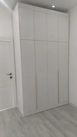 Современный белый шкаф в интерьере