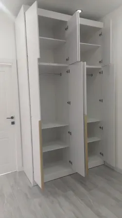 Открытые дверцы шкафа с полками