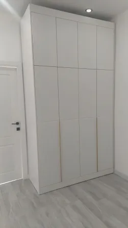 Современный белый шкаф в интерьере