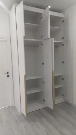Открытые дверцы шкафа с полками
