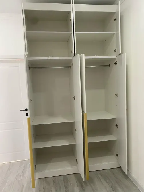 Ашық есіктері мен полкалары бар шкафтың ішкі құрылымы